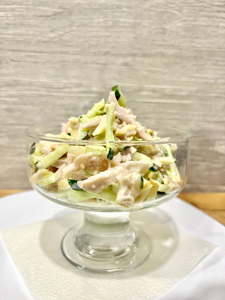 Салат с копченой курицей. 