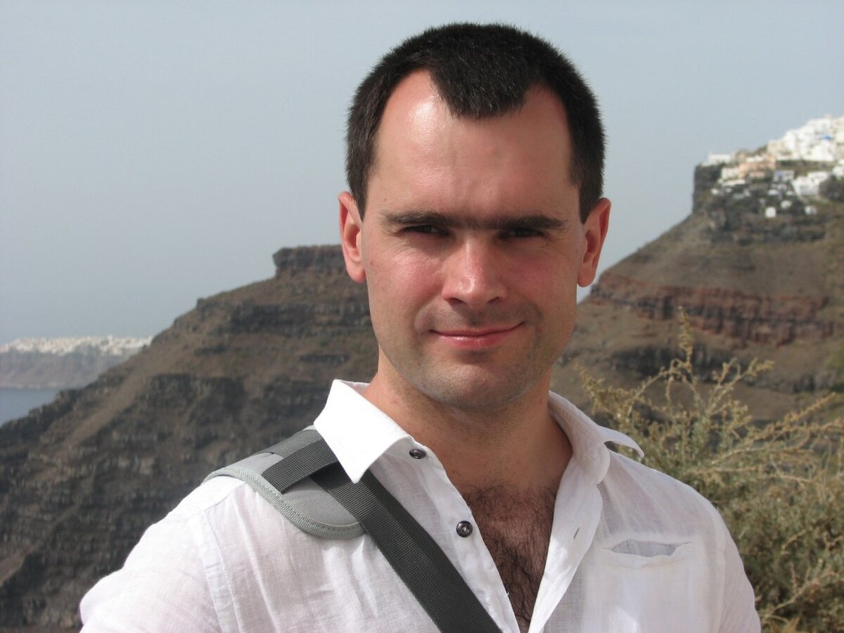 Вот он - Лев Шляпин. На лице же всё написано. Не так ли?