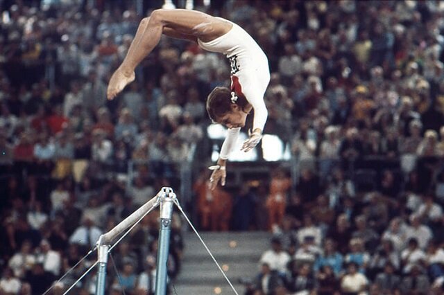 Петля Корбут на брусьях. Запрещенный элемент в 70-е годы.