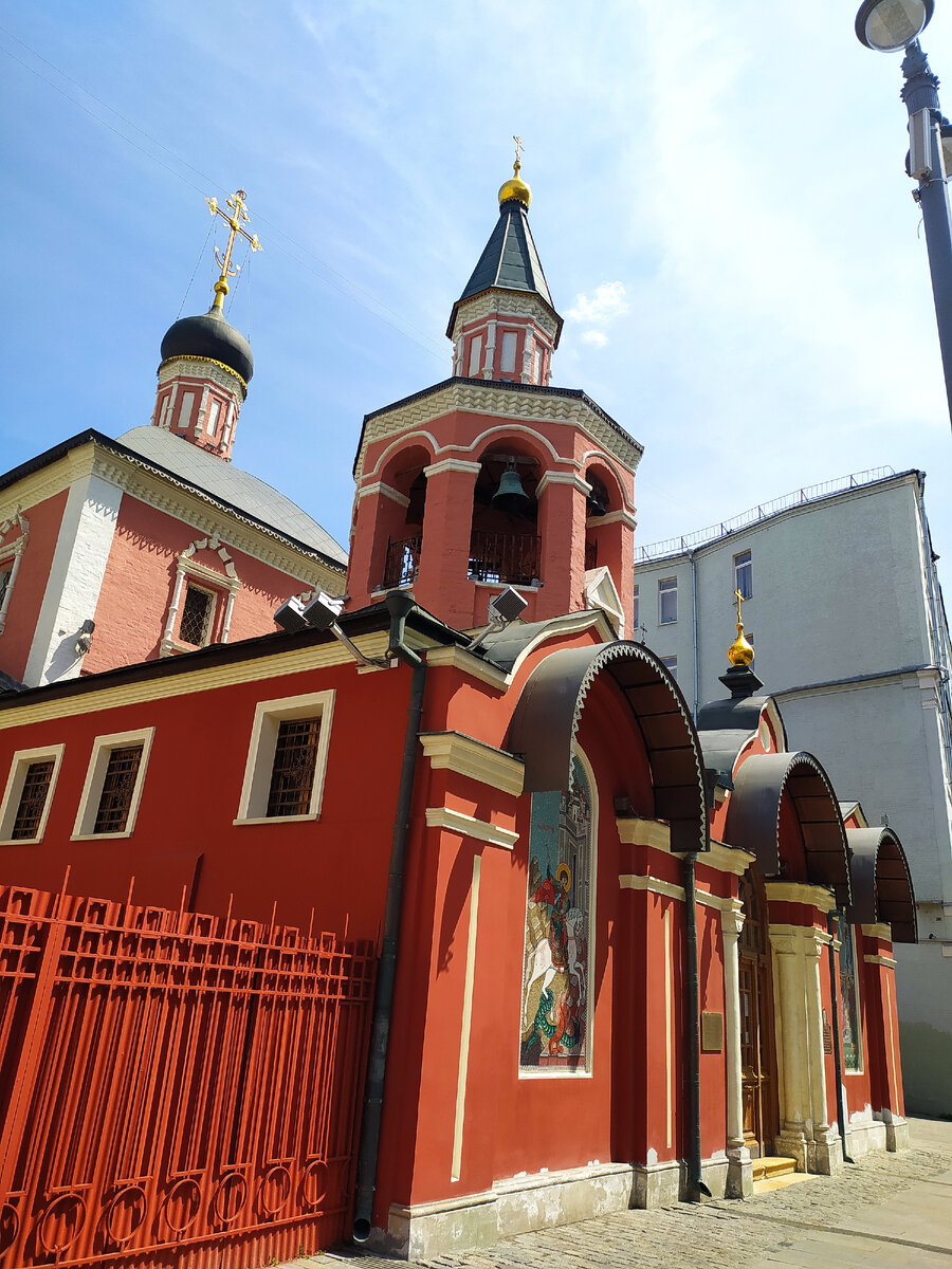 Вид храма с улицы. Фото автора. Листайте далее.