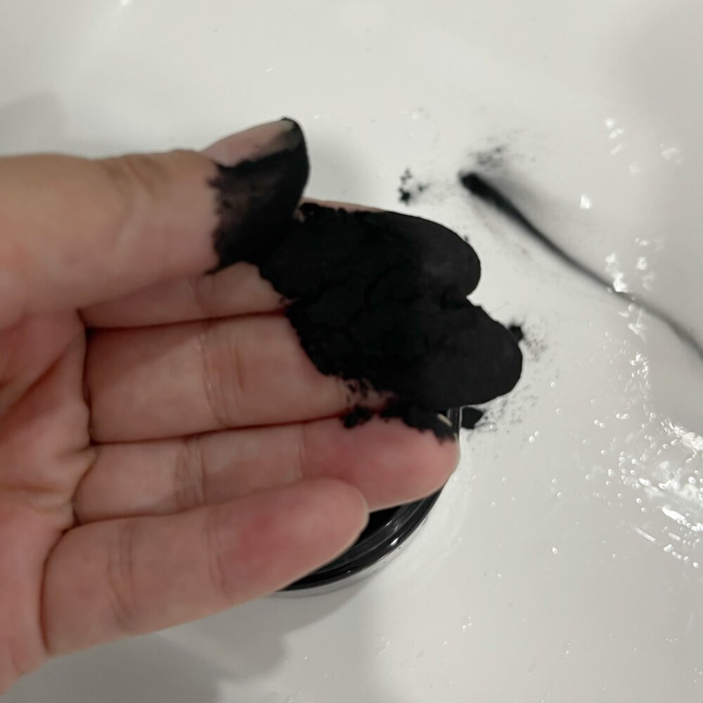 Тайские зубные порошки с углем, это совсем не новинка. Они существуют уже много-много лет и те, кто о них знает — сильно экономит на отбеливании или проф. чистках.