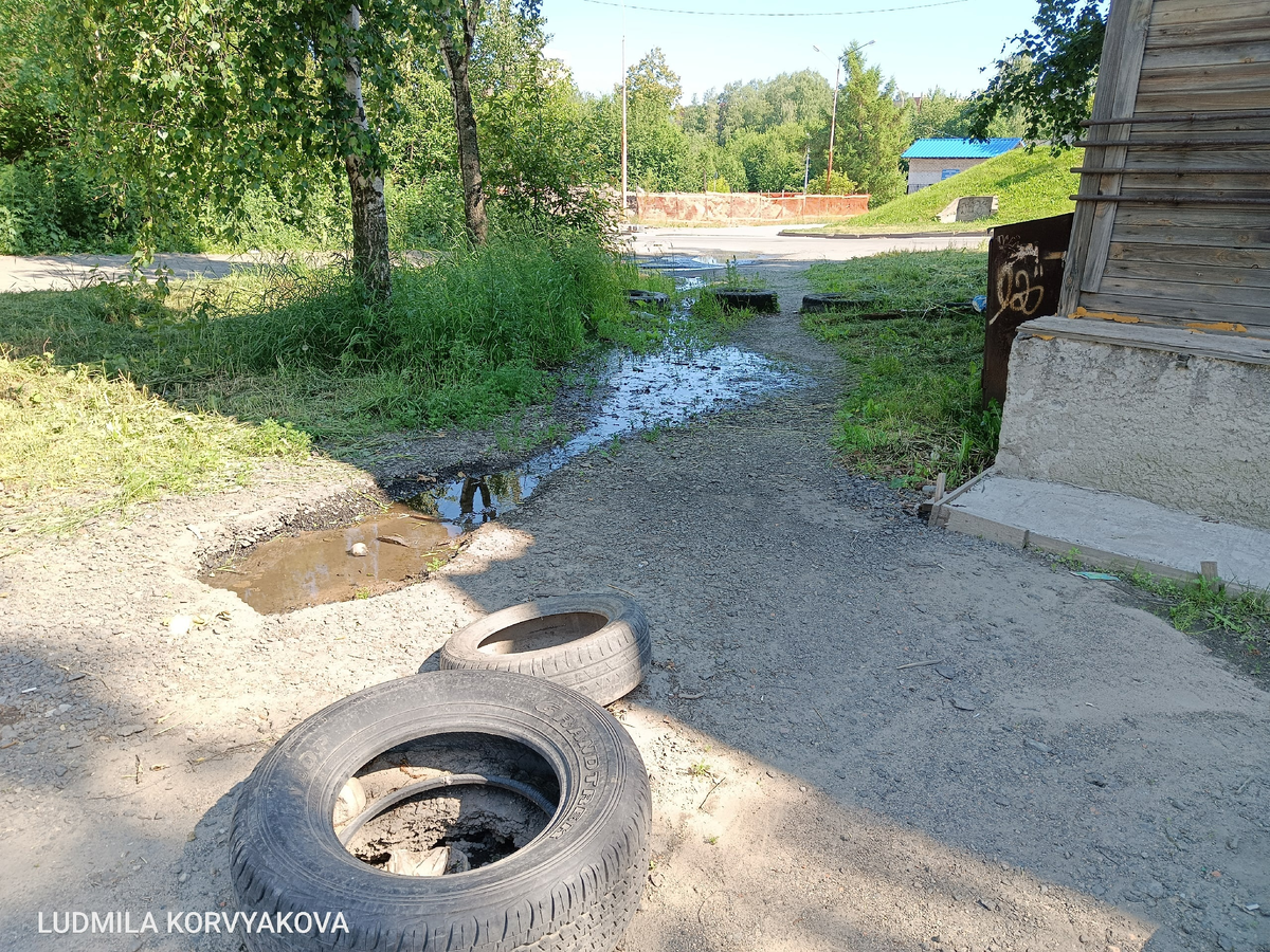 Когда включат воду в петрозаводске. Дорожные плиты на дачном участке. Колодец в городе. Плита для заезда на участок. Заезд из плит.