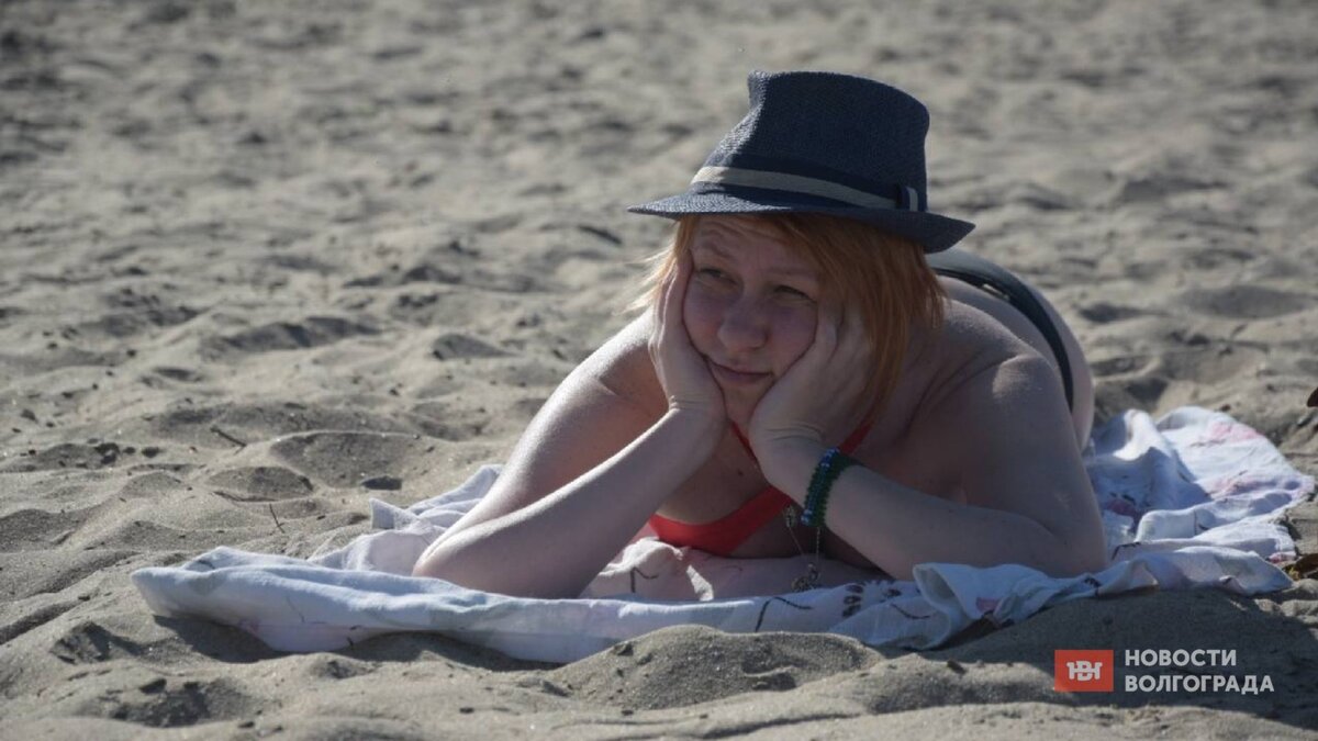     В Каталонии женщинам разрешили плавать без лифчика в общественных бассейнах после того, как феминистки выразили свои претензии, сообщает Daily Mail.