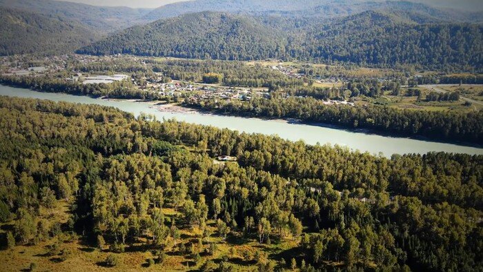 река Катунь у подножья горы