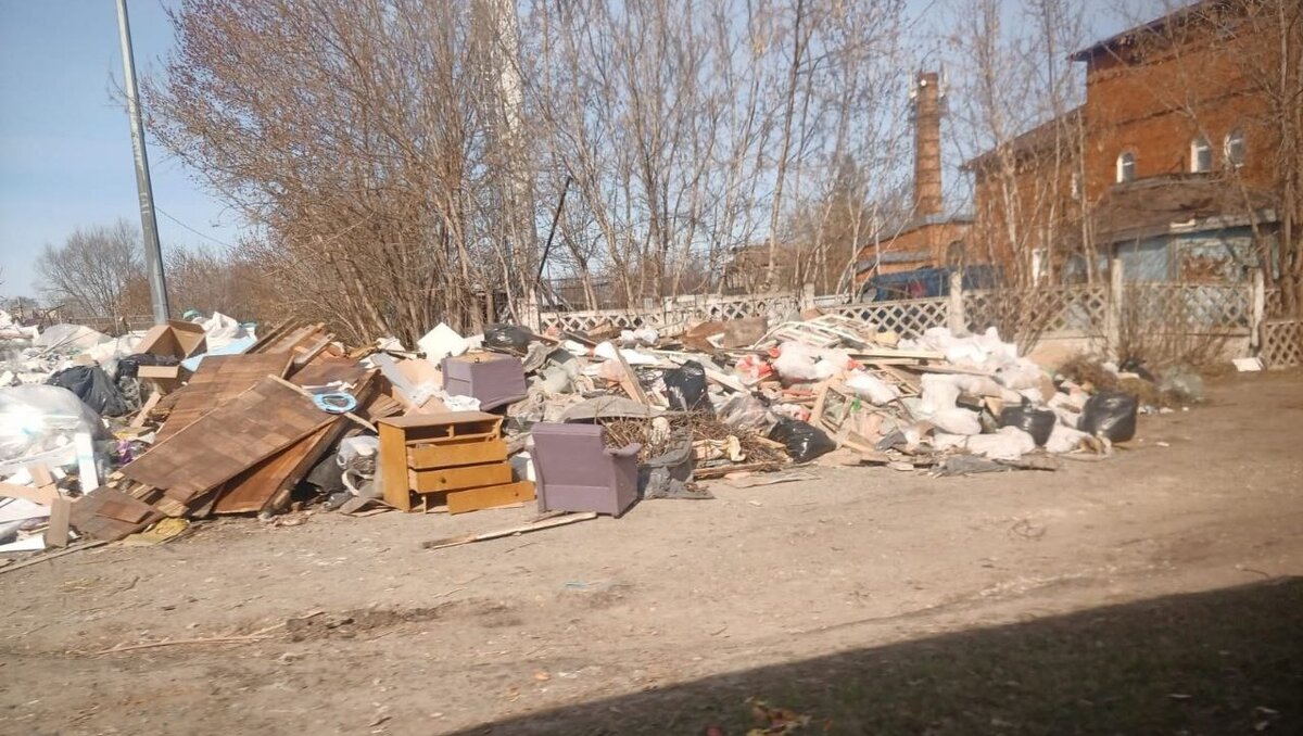     В Авиастроительном районе Казани местные жители ужаснулись проблемам, возникшим в одном из поселков. Читатель Inkazan обратился к нам в редакцию с просьбой помочь.