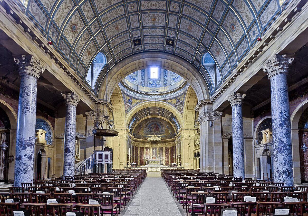 Внутри Бирмингемской молельни (Birmingham Oratory), храма, в который ходила семья Толкина.