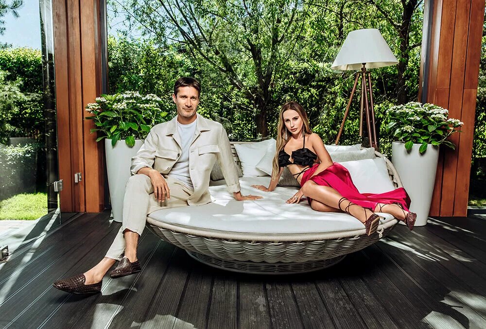 На Михаиле: куртка, футболка, брюки — все LardiniНа Милане: топ, «СЕКЦИЯ»; юбка, thelght📷
