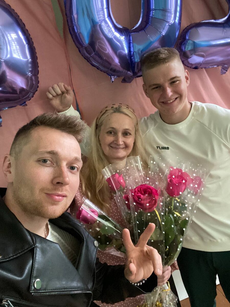 Крестный ( он же  родной брат по совместительству😀) приехал на вручение аттестата.