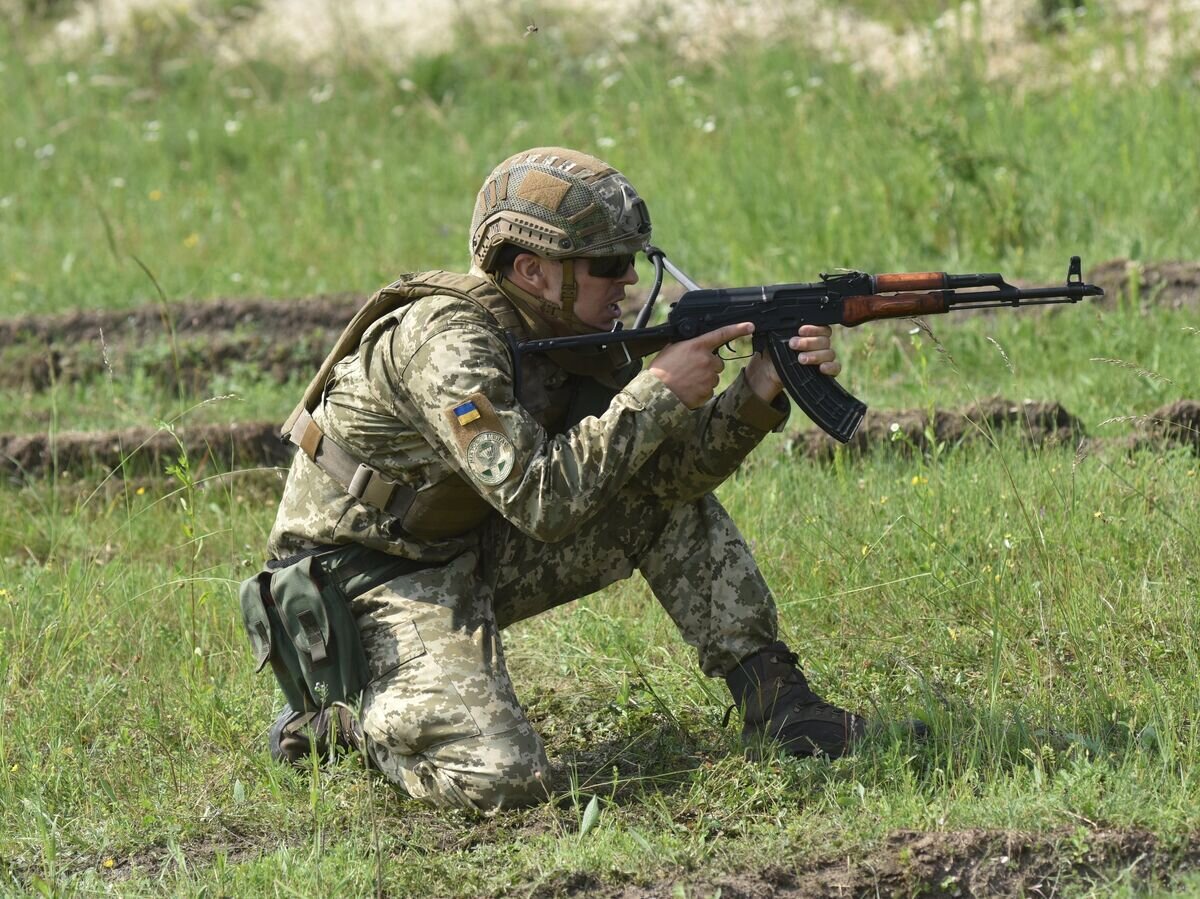    Украинский военный на Яворивском полигоне во Львовской области© РИА Новости