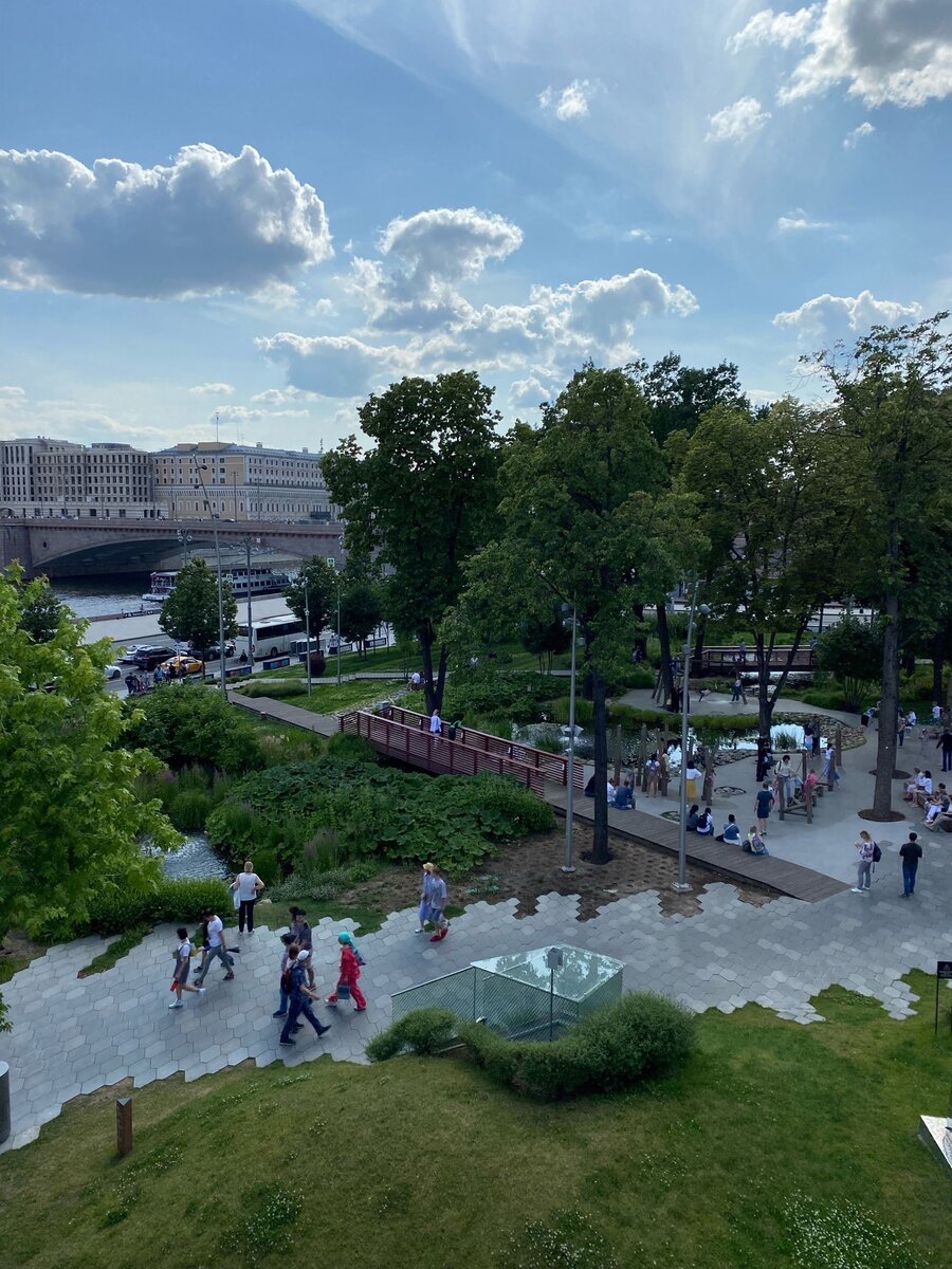 Вид на часть парка. Там внизу расположились маленькие прудики и детская площадка