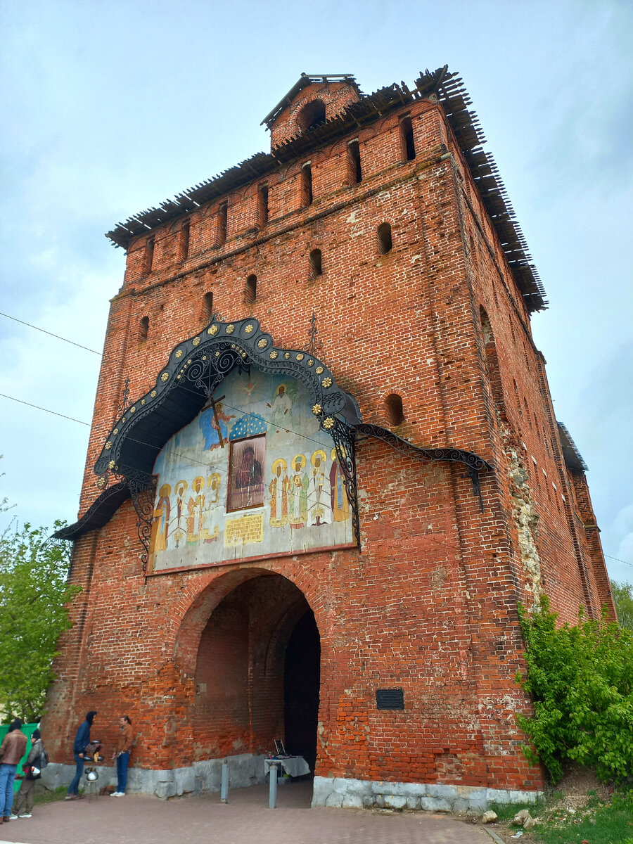 Пятницкие ворота Кремля. Фото автора. 
