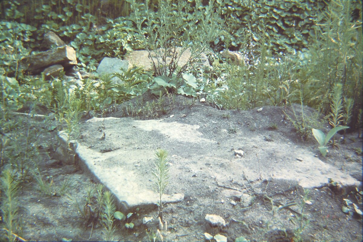 Курган № 40. Здесь и далее — фрагменты гигантского дольмена (погребение 1)