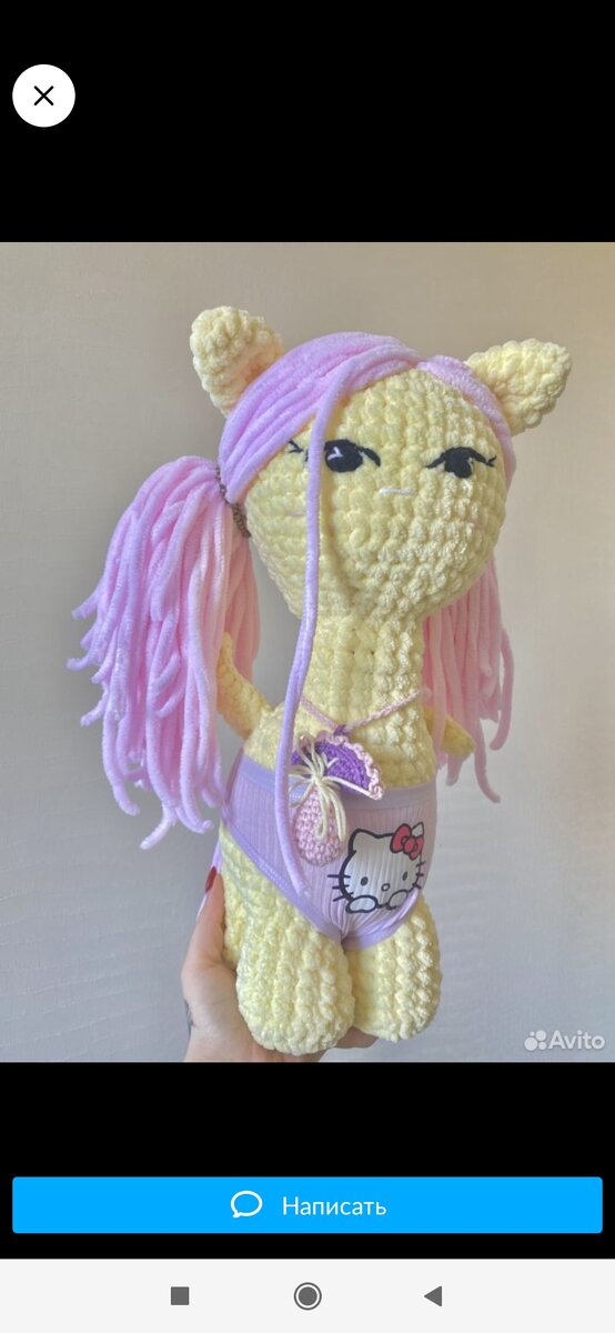 На ней надеты какие-то трусы с Хеллоу Китти, причем они надеты как майка или топ.