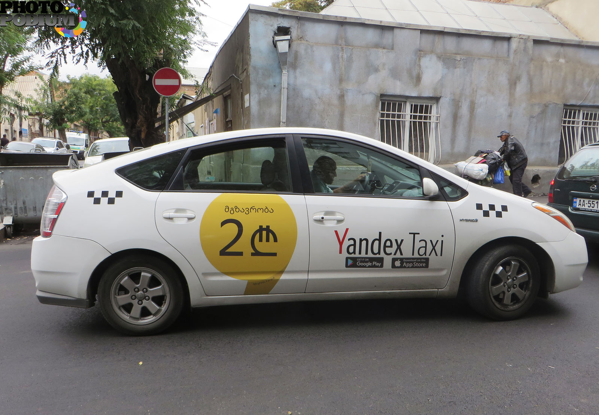 Такси в грузии. Такси Грузия Тбилиси. Приус Тойота Грузия такси. Автомобиль «такси».