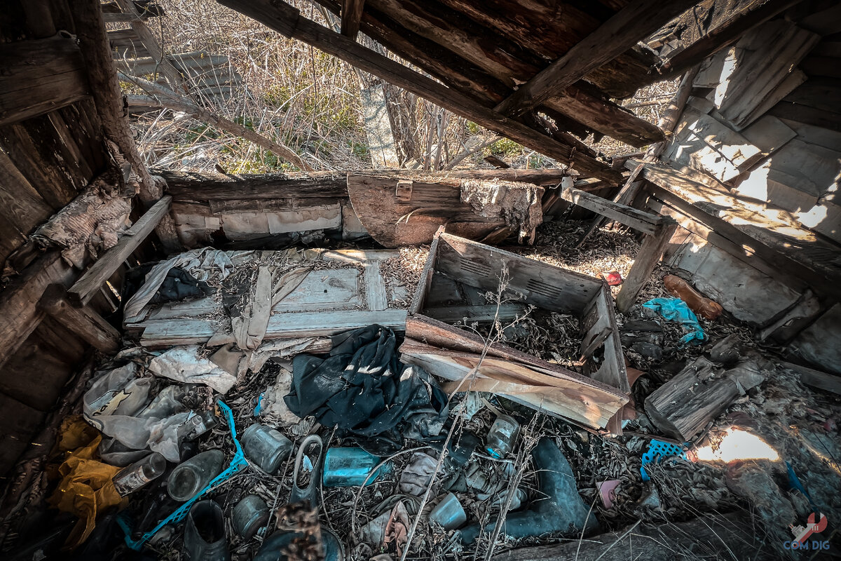 заброшенный подземный переход. аварийный дом п перми на ул. разобранная квартира. объявление о пропаже. почему дома пропадают.