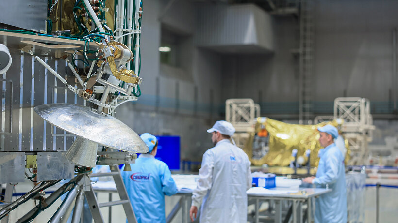    Губернатор Подмосковья Андрей Воробье и председатель правительства РФ Михаил Мишустин на НПО им. Лавочкина в Химках ©Константин Семенец