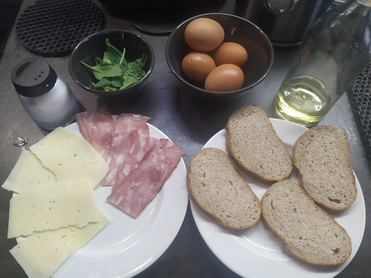 Твердый сыр, сырокопченое мясо, яйцо, соль, шпинат, масло растительной и хлеб отрубной.