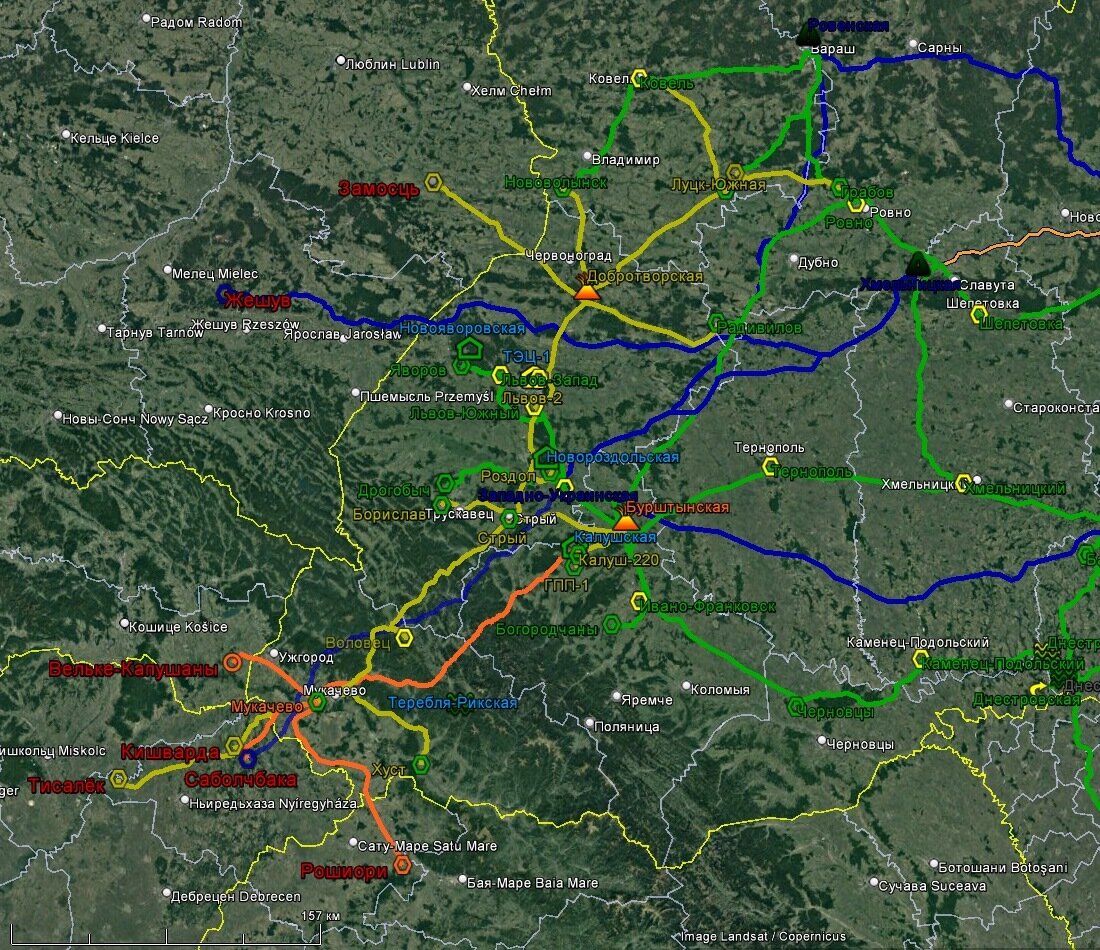 Западно-украинские сети. Синим цветом – 750 кВ, рыжим – 400 кВ, зелёным – 330 кВ, жёлтым – 220 кВ. Предполагаю, что зелёного цвета будет становиться меньше, особенно это касается львовского энергоузла, потому что по факту он располагается между двумя ТЭС, имеющими ОРУ 220 кВ – Бурштынской (тут и ОРУ 400 кВ имеется) и Добротворской