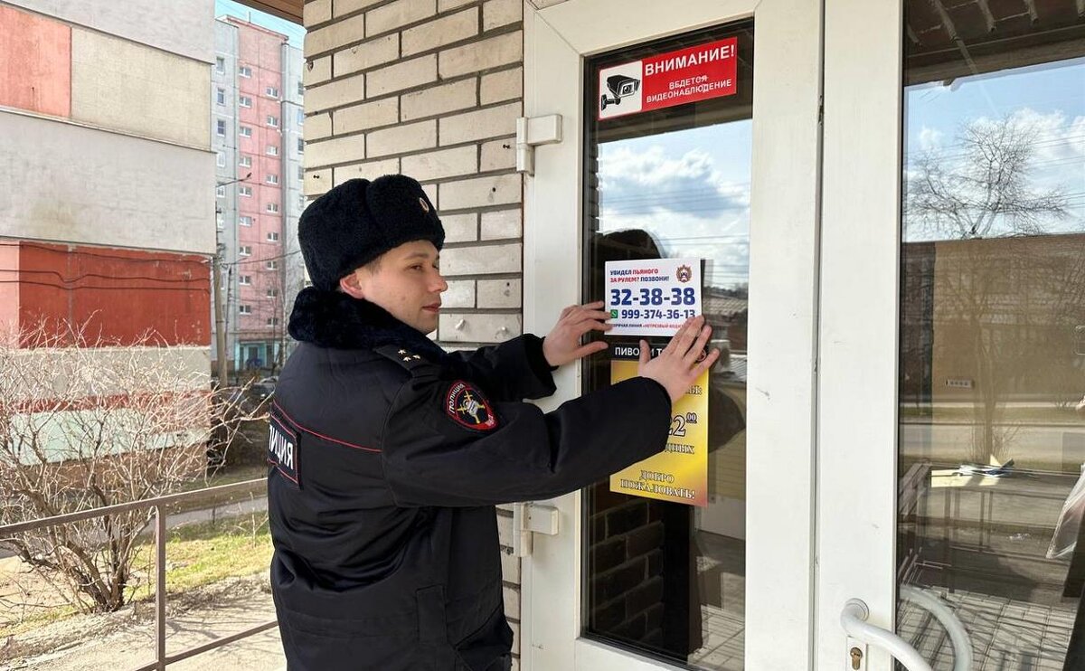 Подросток с телефоном. Мальчик. Новости позвони. Город гороховец руджам оператор на горячей линии. Подросток с телефоном.