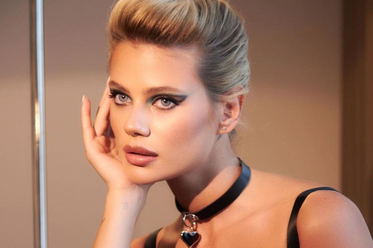     Ремень вместо бюстгальтера: невестка Кристины Орбакайте засветила обнаженную грудь