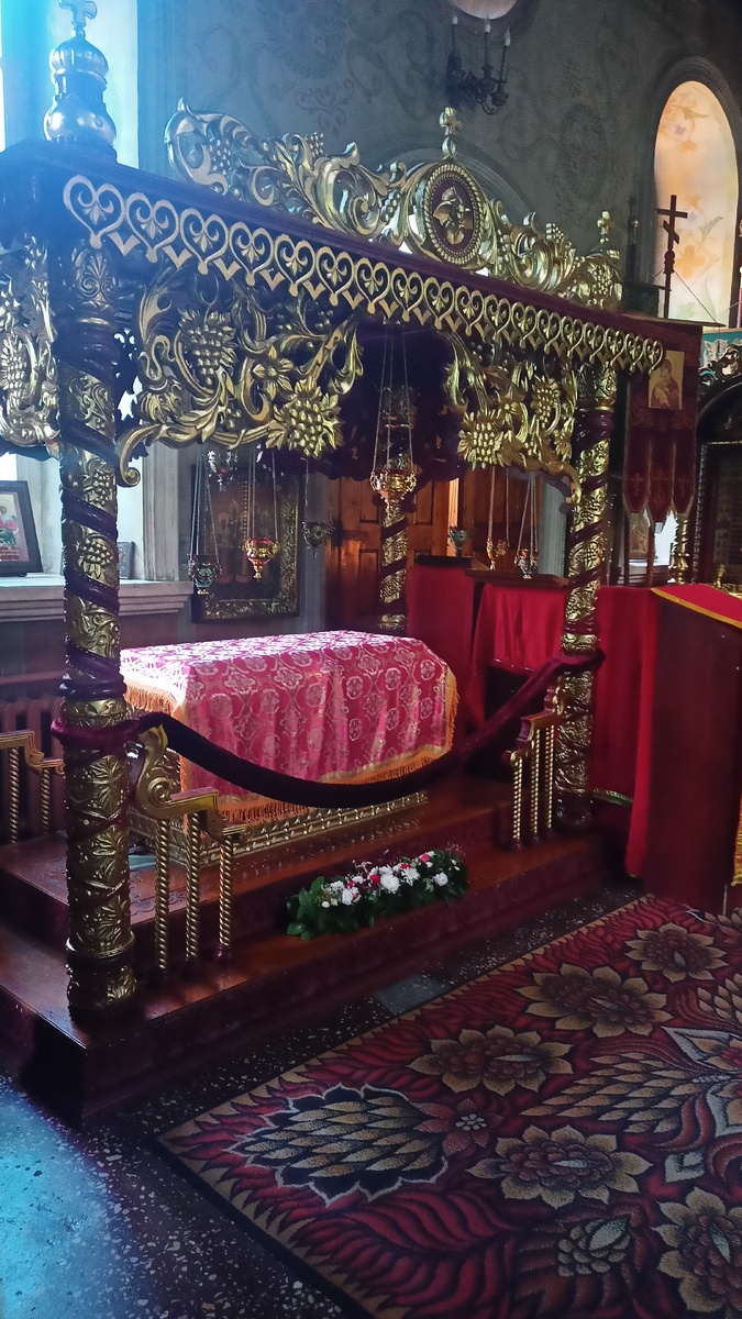 Христос воскресе - это когда любовь от людей исходит... Не видно этого почти...