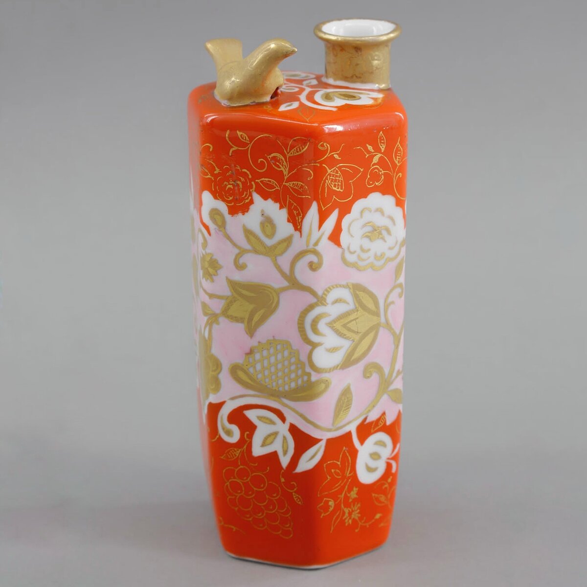 Штоф Шутиха. Авторская роспись И.П. Зорин, Дулевский ФЗ 1954 г. Фарфор, крытье, золочение, цировка. Высота: 14,5 см. https://ru.bidspirit.com