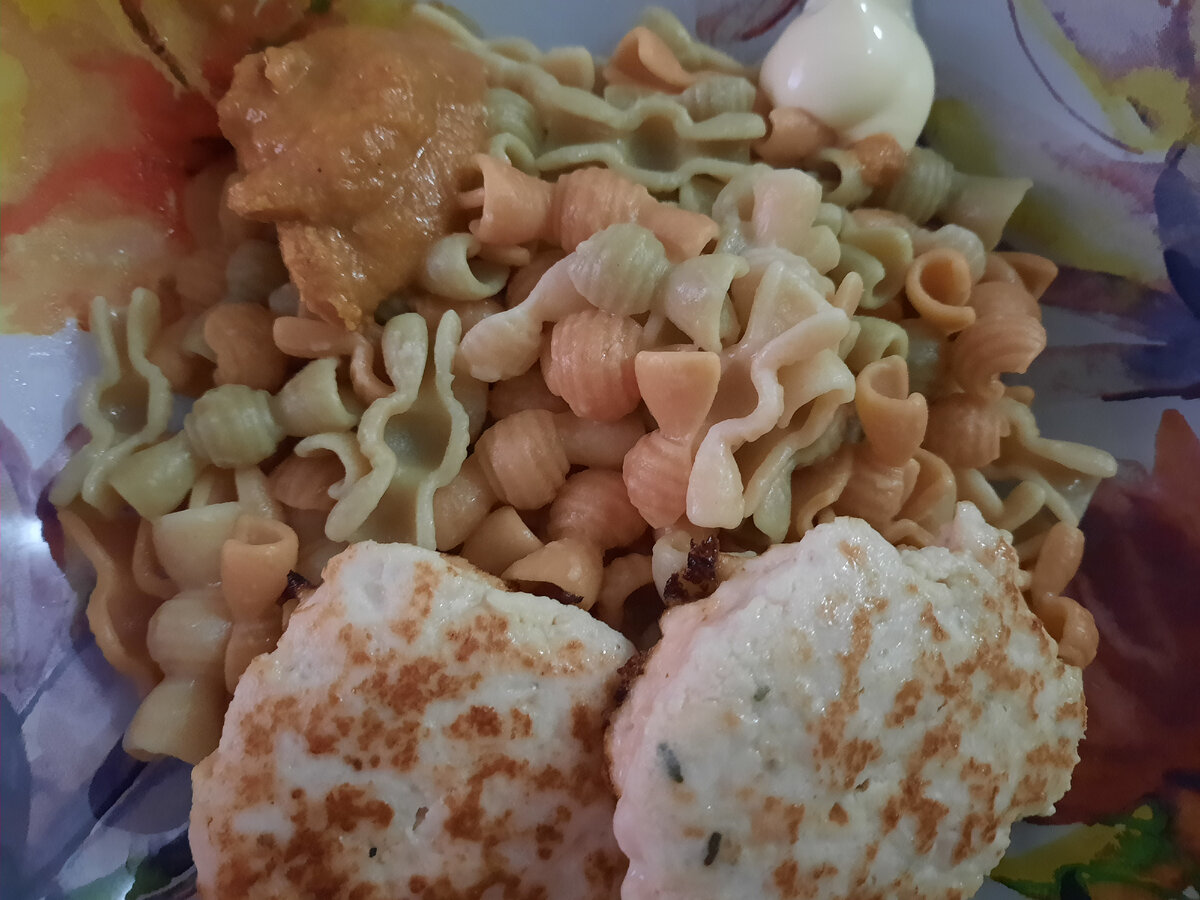 Макароны с кабачковой  икрой и куриными котлетами (чёрные штучки в котлете - это приправа). Куриный фарш покупной, хороший, качественный из мясного магазина.