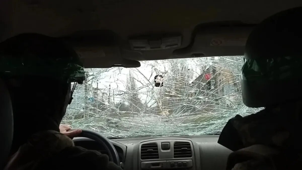Автомобилей с целыми стеклами в Бахмуте практически нет. Фото: Ян Хумин/bild.de