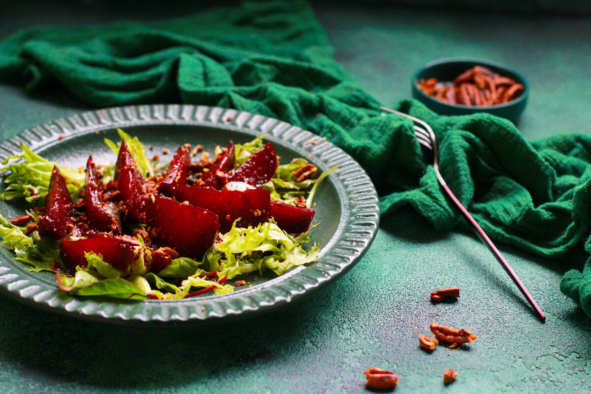 Закуска из маринованной свеклы с орехами от Елены Некрасовой: https://t.me/urbanistka_vl