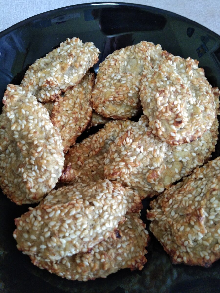 1 стакан кунжута + 2 банана + разрыхлитель на кончике ч.л. + кукурузная мука. Все перемешать и выложить на противень ложкой. Запекать до зарумянивания. 