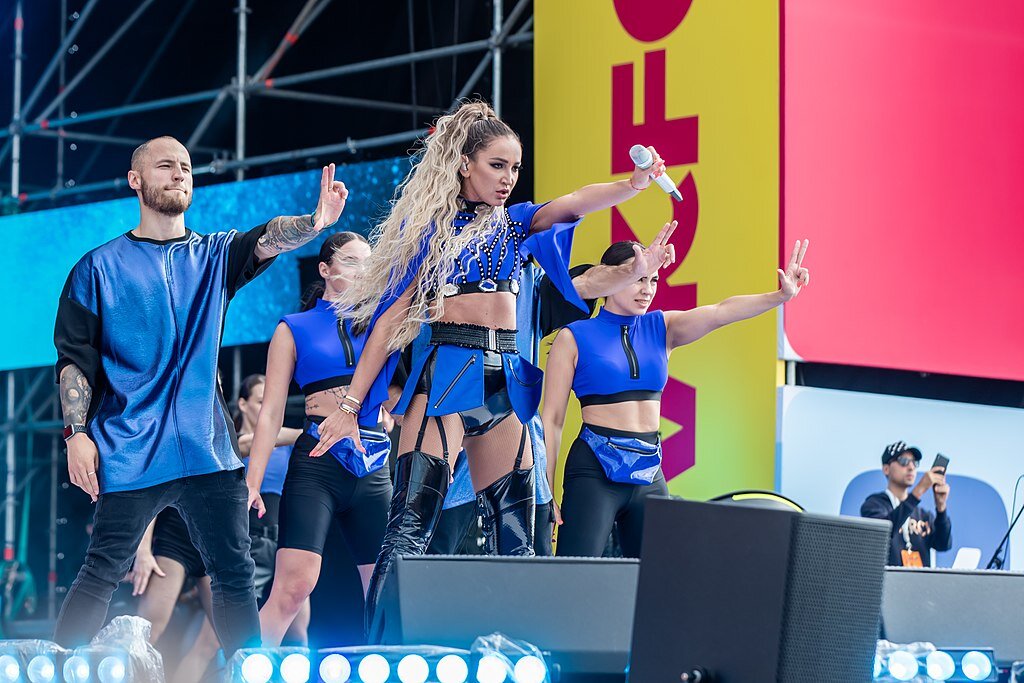 фото со свободной лицензией, источник https://commons.wikimedia.org/wiki/Category:Olga_Buzova#/media/File:%D0%9E%D0%BB%D1%8C%D0%B3%D0%B0_%D0%91%D1%83%D0%B7%D0%BE%D0%B2%D0%B0_(4)_%D0%BD%D0%B0_VK_Fest_5.jpg 