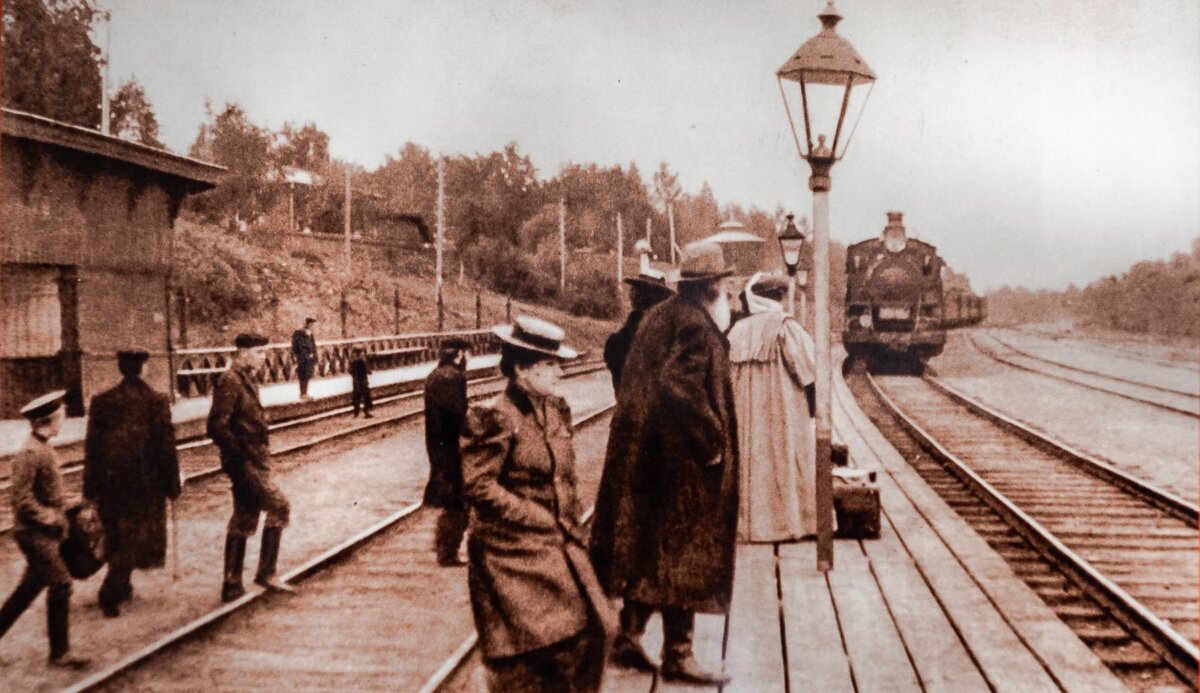 Лев Толстой на железнодорожной станции