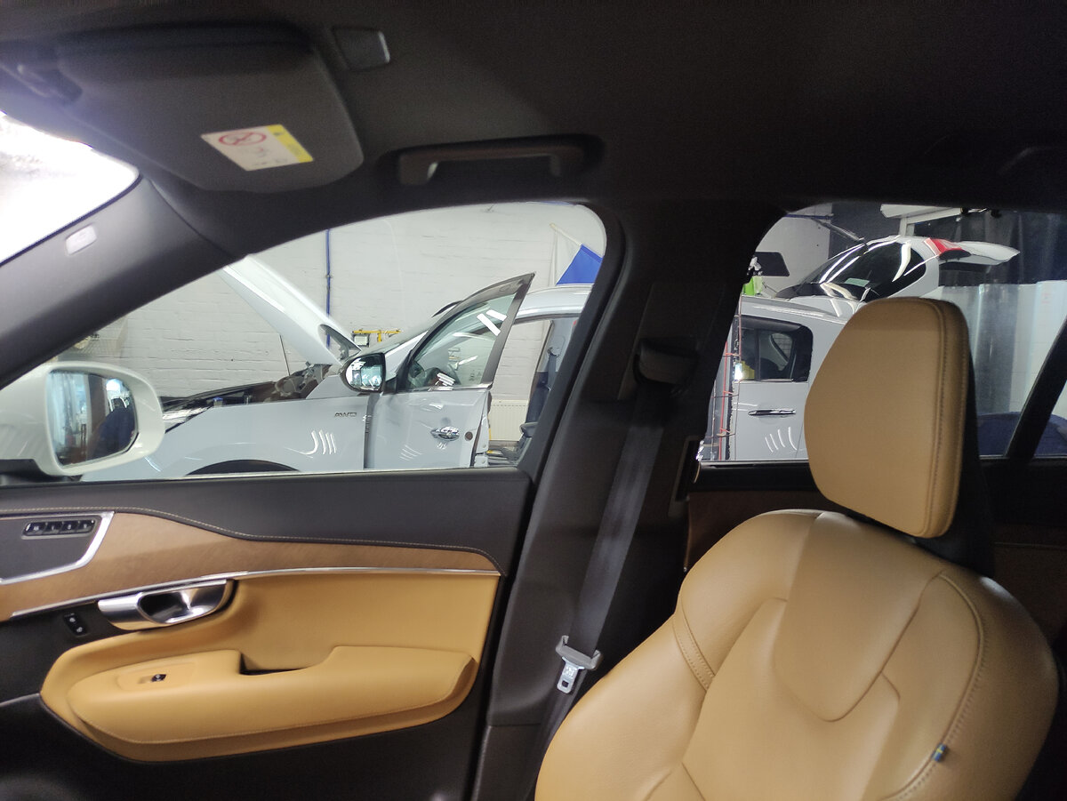 Volvo XC90  тренировка передних боковых 15, а задние стекла 5. Вид изнутри.