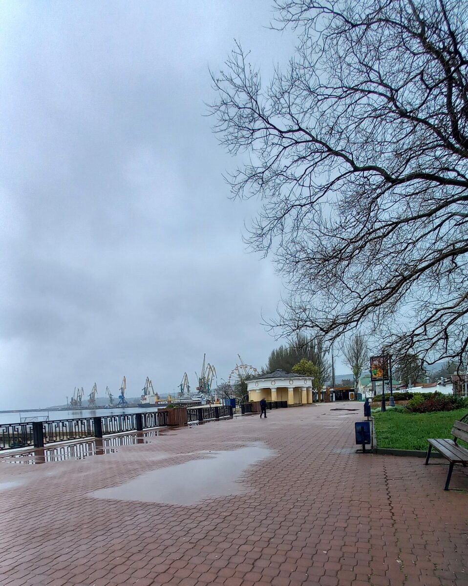 Набережная - вид в другу сторону, к порту