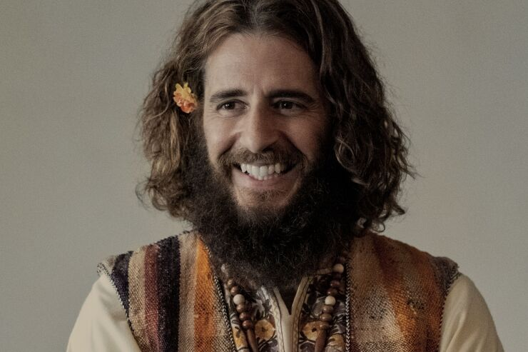 Кадр из фильма Jesus Revolution. Режиссеры: Джон Эрвин и Брент МакКоркл. Оператор: Акис Константакопулос. Производство: Kingdom Story Company, Lionsgate