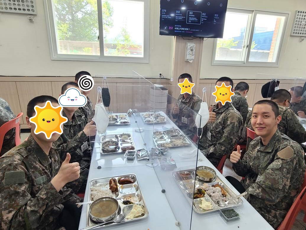 Бтс армия февраль. Джей Хоуп в армии. BTS армия 2023. Корейцы в армии. Столовая в армии.