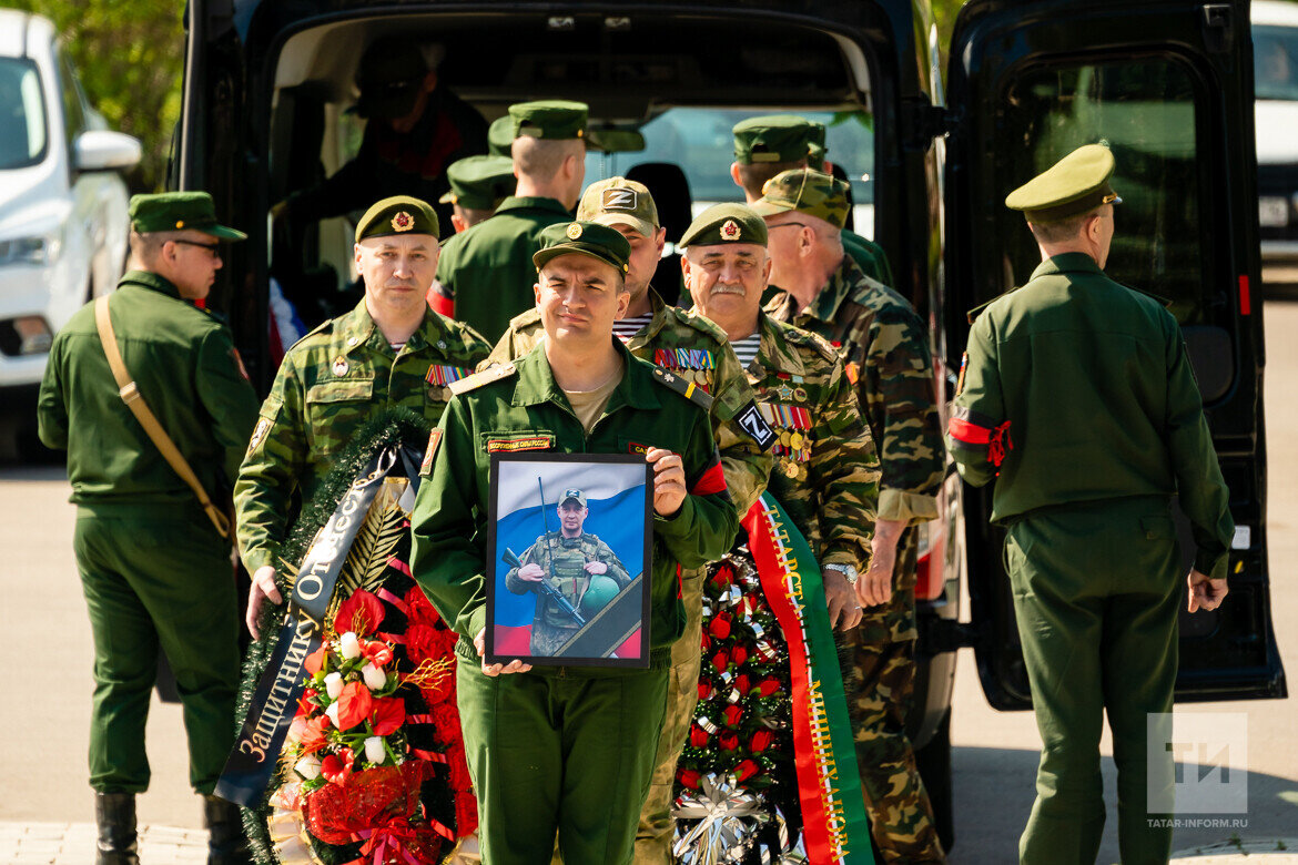 Он хотел, чтобы у дочери папа был героем»: Нижнекамск простился с  журналистом Комаровым | Татар-информ | Дзен