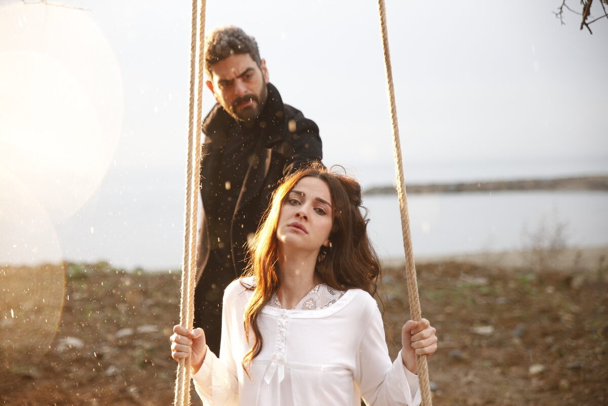     «Истерзанная»: главные герои и актёры одного из самых рейтинговых турецких сериалов - как складывается их жизнь