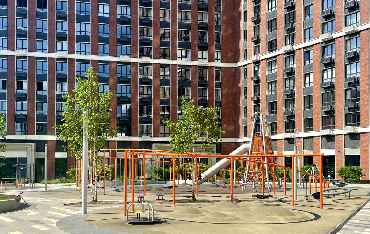 Когда здание больше 10 этажей, снять его в городе крайне сложно — ничего страшного, пусть в кадр влезут несколько этажей, но следите чтобы здание стояло вертикально и не падало в разные стороны