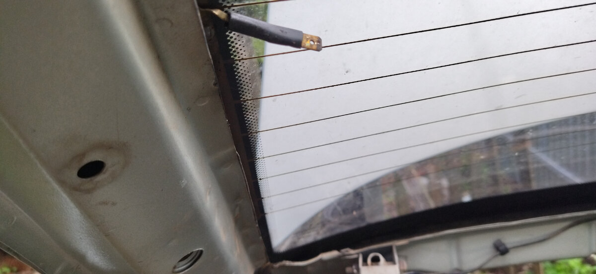 Аккуратнее с металлическими углами. Так же нужно "обрушить" контакт обогрева стекла 