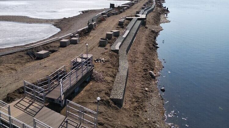     В Красноярске на острове Татышев к 1 сентября появится новая пляжная зона возле вантового моста. О сроках написано на стенде с информацией, который установили на месте работ. Подрядчиком является компания «Сибирь».