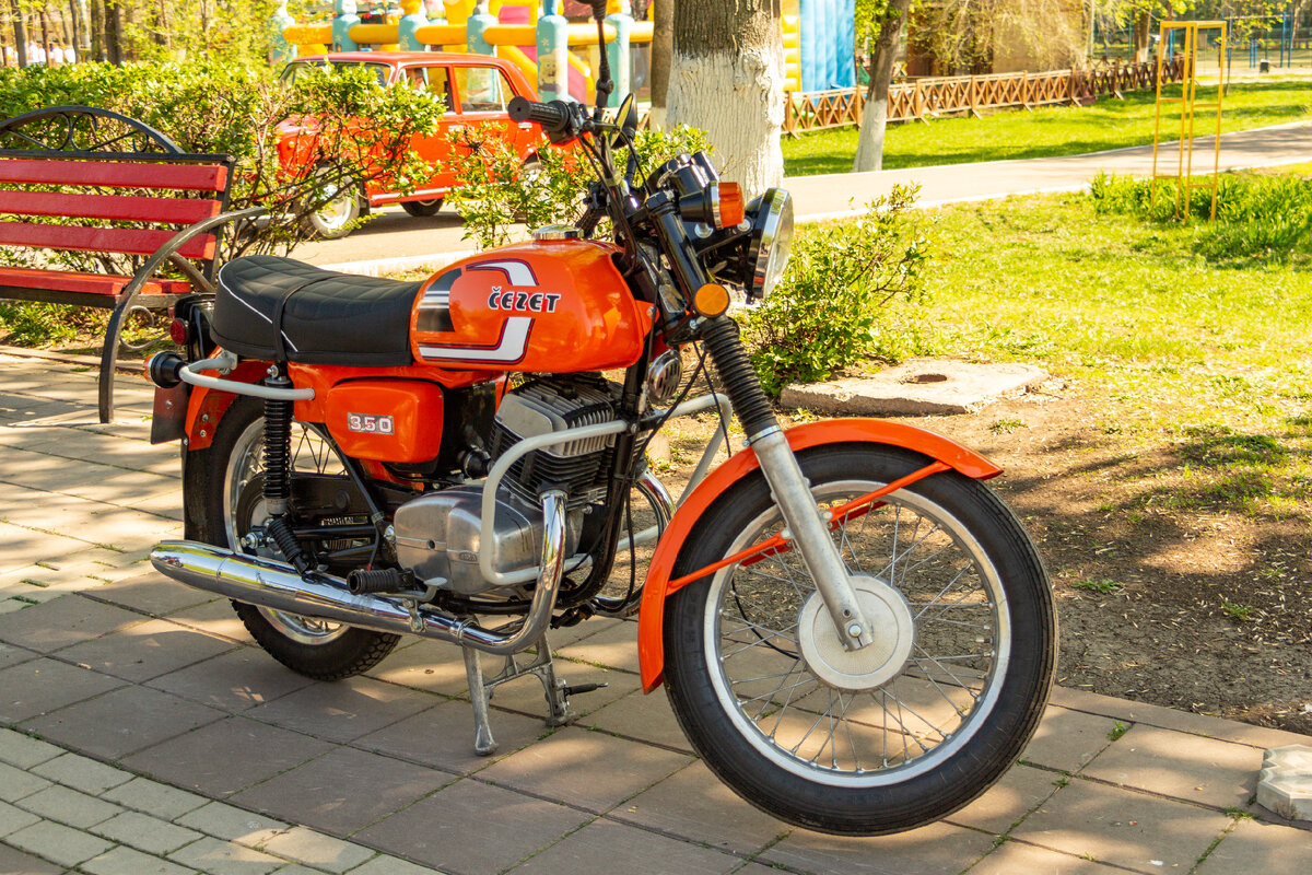 увы, в прошлом году я не смог попасть на мотодень (в силу обстоятельств он переехал по срокам на неделю, но в это время я уже шел вниз по Волге - в этом году обещаю исправится). Возможно, поэтому только здесь встретил вот такой прекрасный образец чехословацкой мотопромышленности - Jawa - Cezet 350