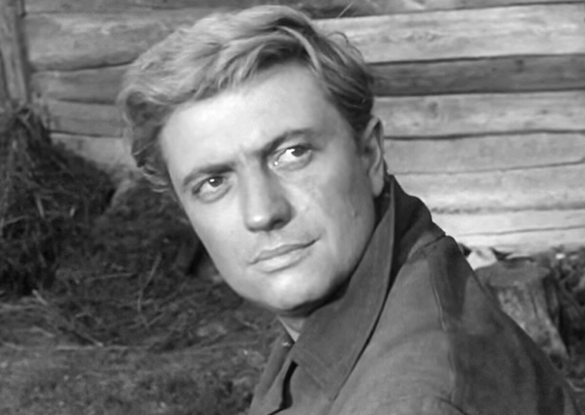 Вадим Бероев в роли Вихря, командира спецгруппы. Кадр из кинофильма "Майор Вихрь", 1967 г., режиссер Евгений Ташков, сценарист Юлиан Семенов, композитор Андрей Эшпай (скриншот)