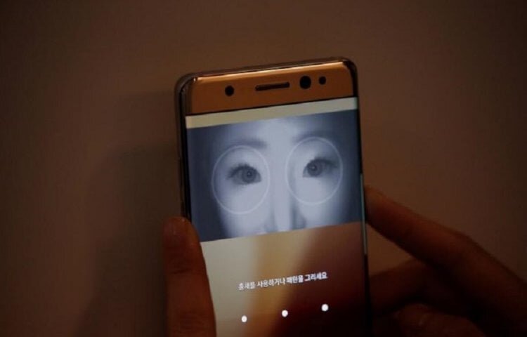    Говорят, что за вами могут следить через камеру смартфона. Интересно, так ли это?