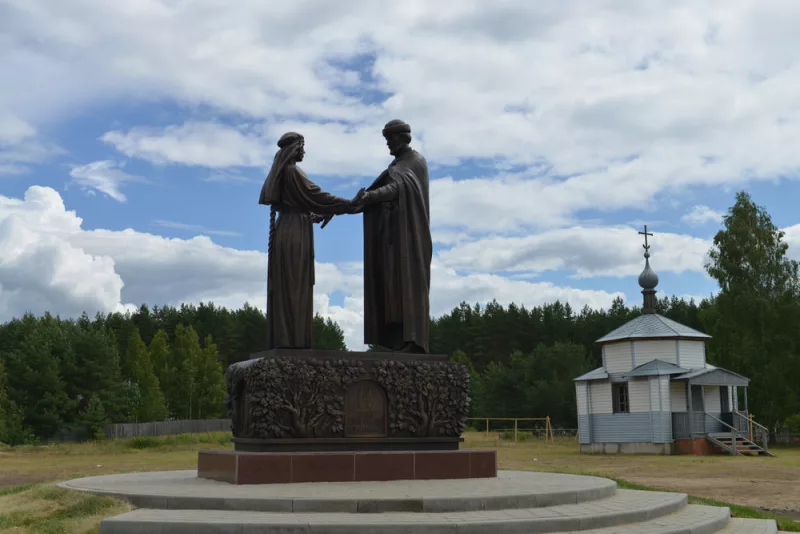 Памятник Петру и Февронии в деревне Ласково.