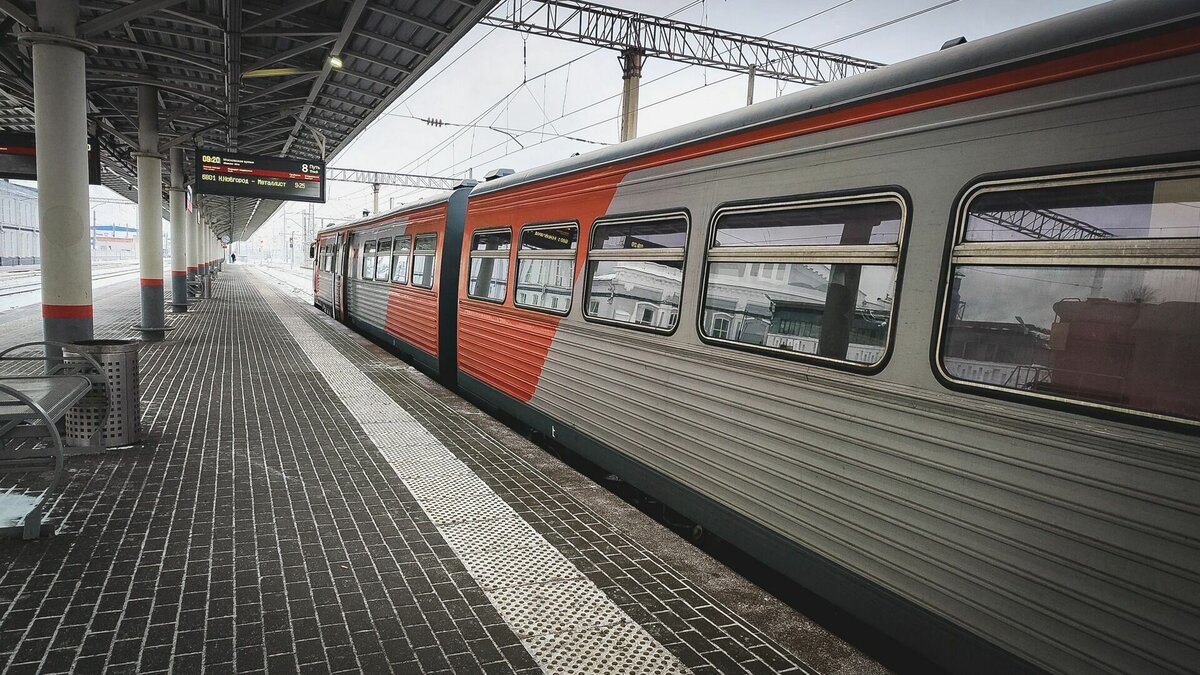     Всего с опозданием в графике движения идут шесть электричек.