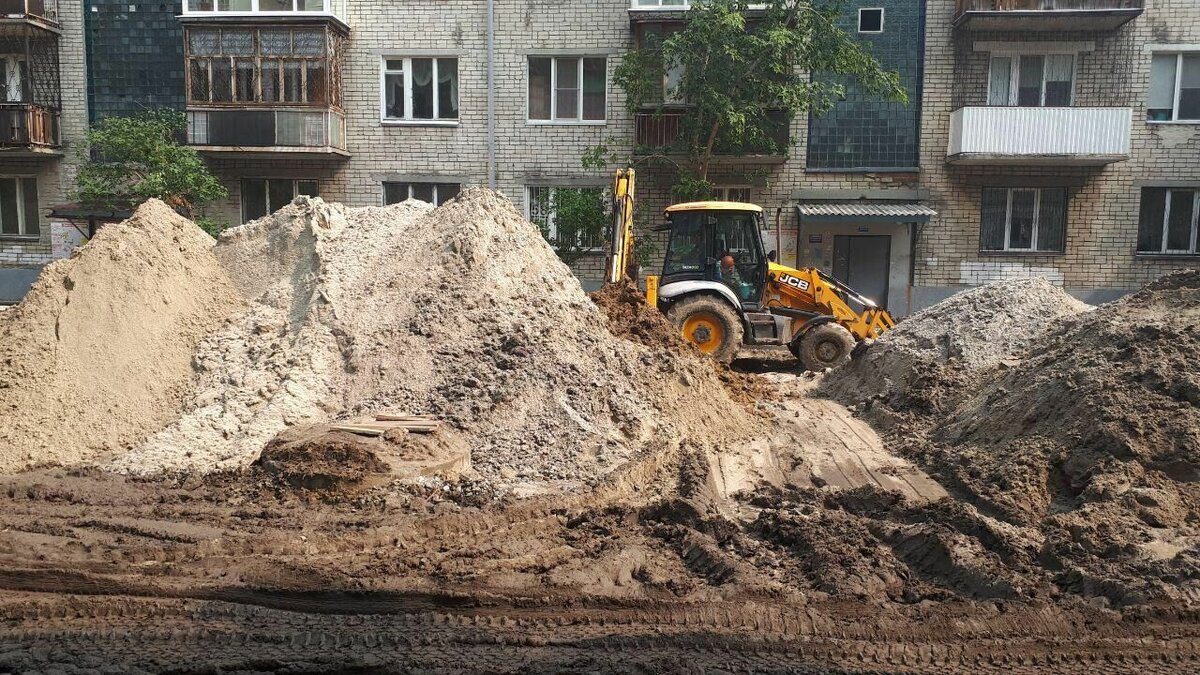     В Альметьевске местные жители возмутились качеству грунта, который привезли для наполнения клумб. Соответствующая публикация появилась в одном из Telegram-каналов города.
