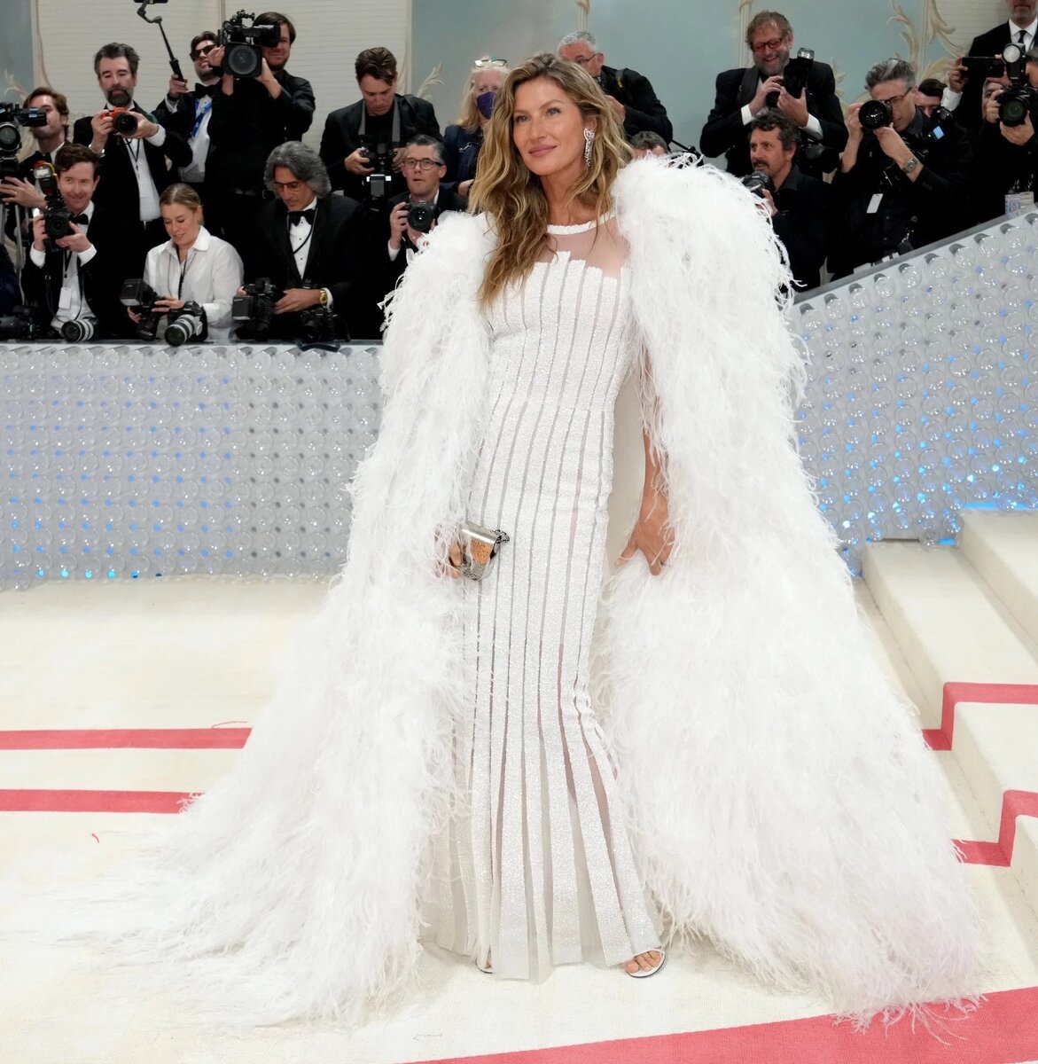 Мет гала 2023 наряды. Энн Хэтуэй мет Гала 2023. Жизель бунхен met Gala 2023. Жизель Бюндхен 2023.