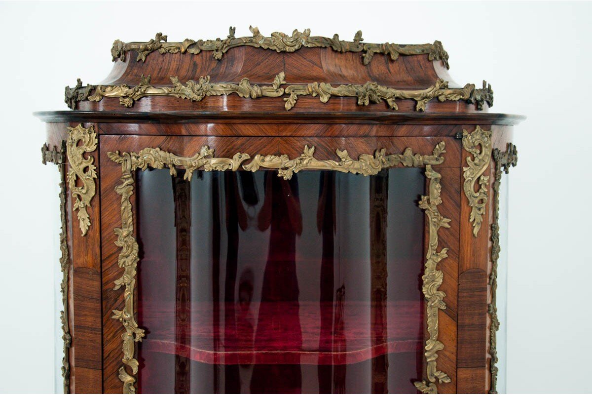 Антикварная витрина в стиле барокко с росписью.