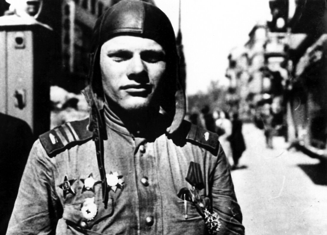 Доброволец Уральского танкового корпуса Василий Бублик в Праге. 9 Мая 1945 года